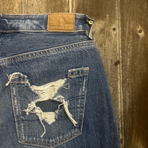 [01] American Eagle | Ripped Mom Jeans - Picture 3 of 7